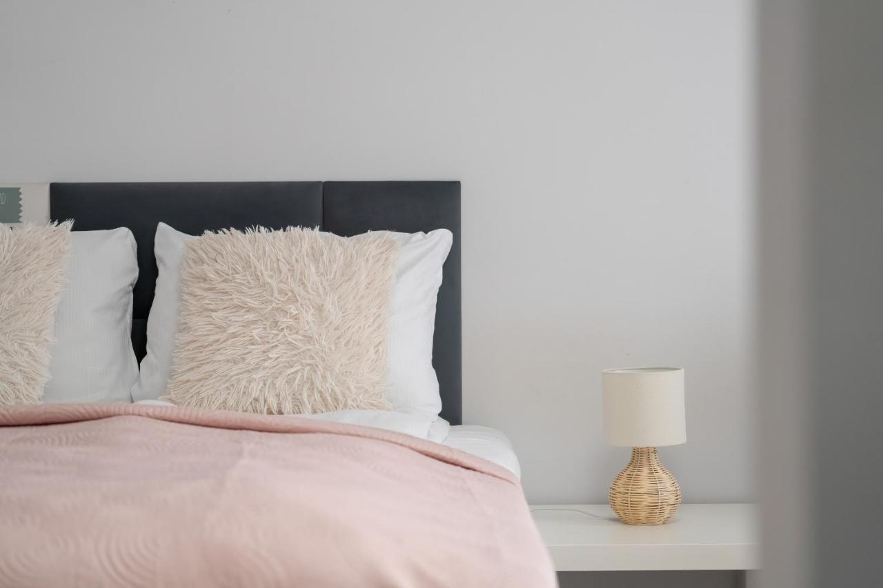 Stylish & Comfy Garbary Apartments With Parking By Noclegi Renters 포즈난 외부 사진