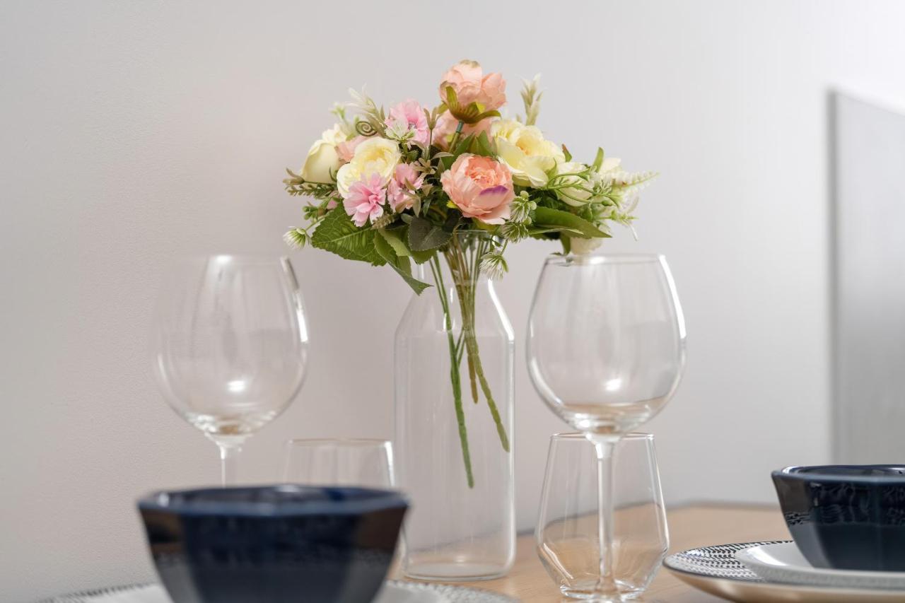 Stylish & Comfy Garbary Apartments With Parking By Noclegi Renters 포즈난 외부 사진